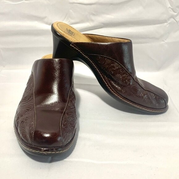 SOFFT Maroon Burgundy Embossed Leather Heeled Clogs Mules Womens SZ 9 - 100450 - Picture 1 of 9